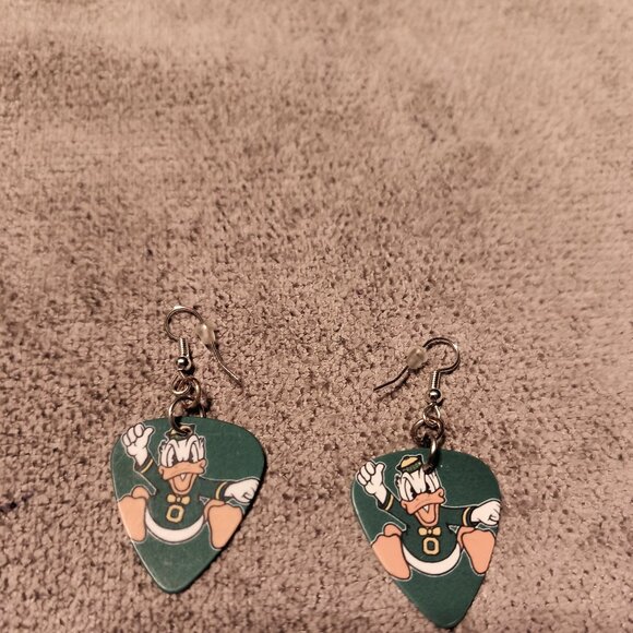 Women's OREGON DUCKS GUITAR PICK EARRINGS - Picture 1 of 1